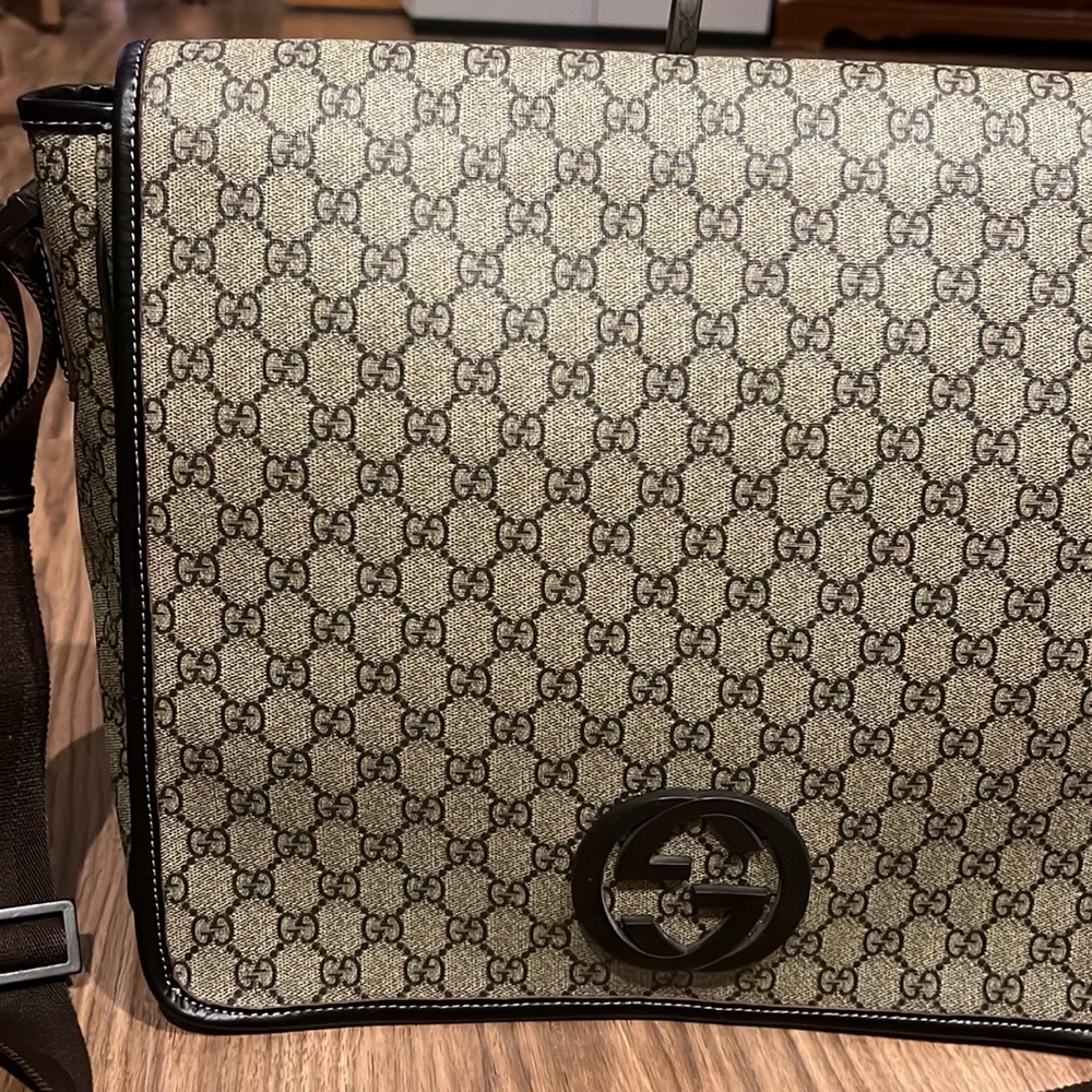 A407- 💯 % authentic Gucci crossbody bag - Picture 4 of 16